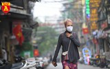 Hà Nội: Nhiều khách nước ngoài vẫn thờ ơ với khẩu trang nơi công cộng